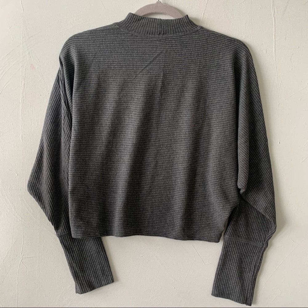 Design Lab M cropped, mock neck, dolman sleeve, ribbed top. Super cute!